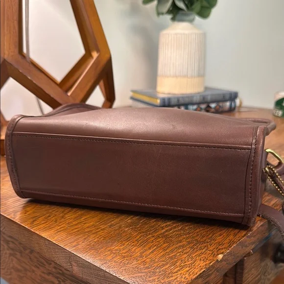 VINTAGE COACH METROPOLIS LEATHER BAG
9087 - Picture 4 of 11